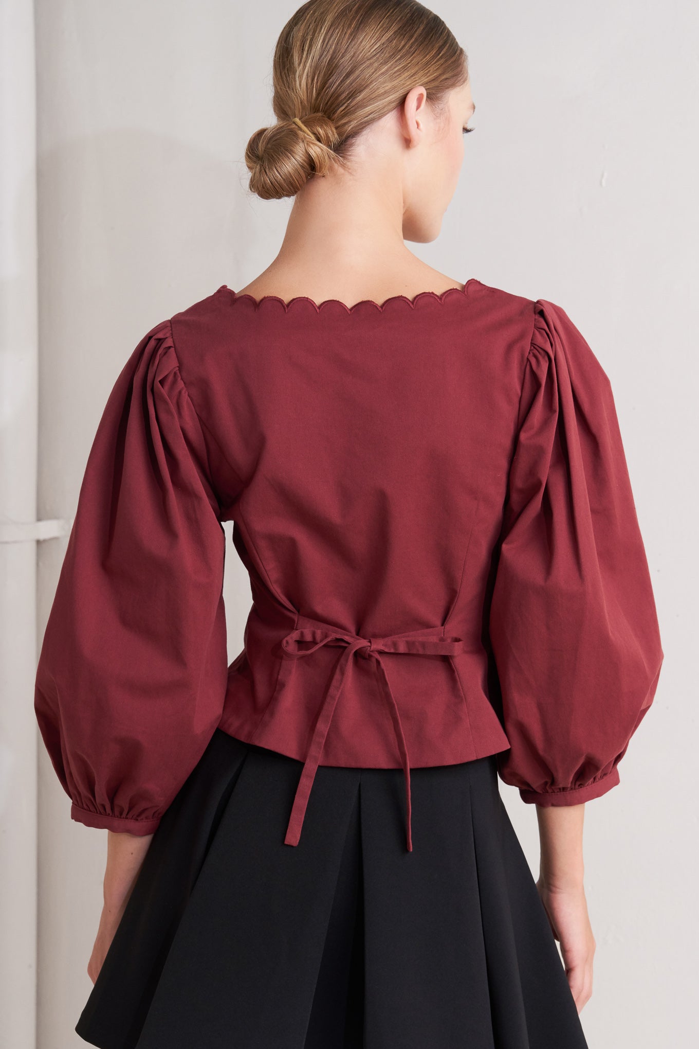AMOUR SCALLOP WOVEN TOP