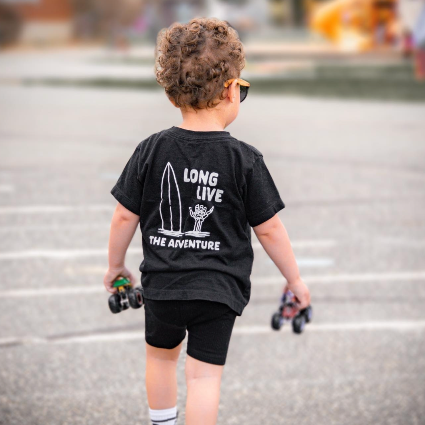 100% ORGANIC COTTON LONG LIVE THE ADVENTURE TEE - BLACK